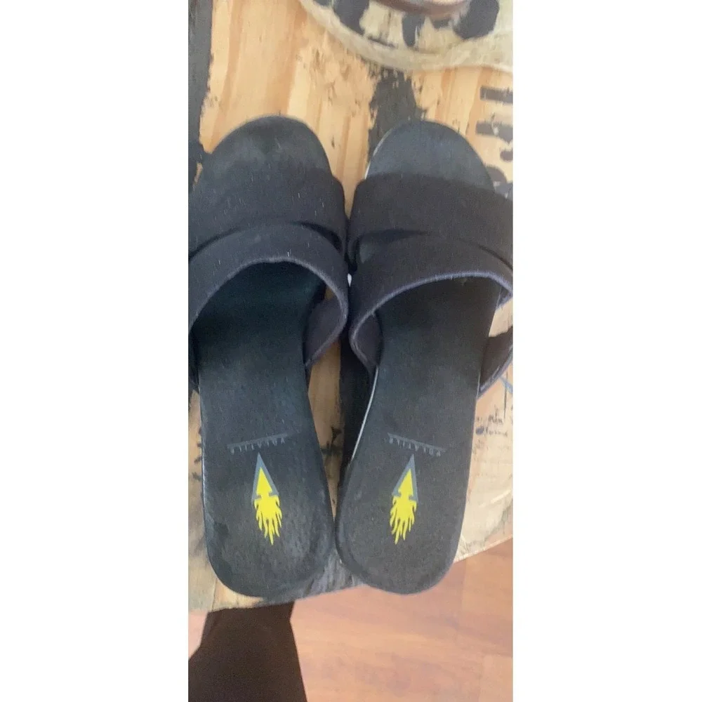 Sandals‎